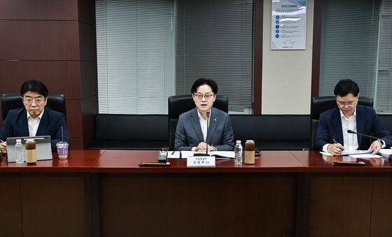 철강업계 긴급 간담회 주재하는 김정관 장관