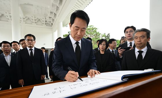 방명록 남기는 오세훈 서울시장