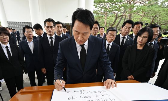방명록 남기는 오세훈 서울시장