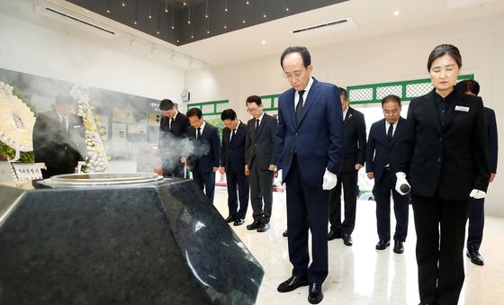국립신암선열공원 찾아 참배하는 추경호 대구시장