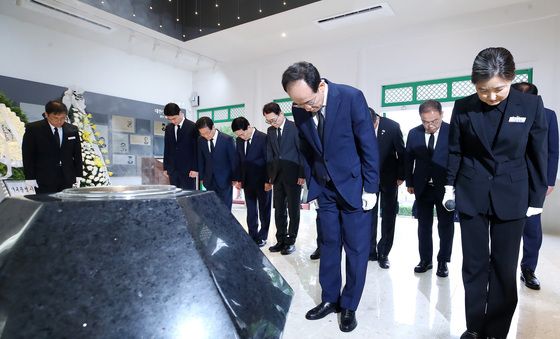 묵념하는 추경호 대구시장