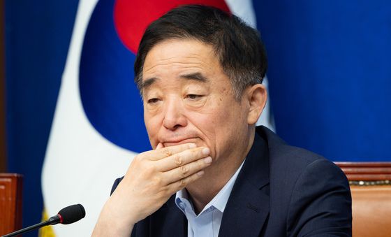 얼굴 매만지는 강득구 최고위원