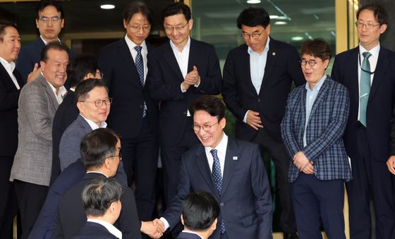 국무총리실 직원들과 인사하는 김민석 총리
