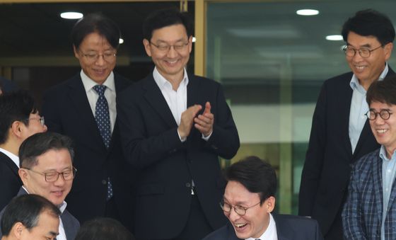 밝은 표정으로 인사하는 김민석 총리
