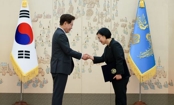 한성숙 국무총리에게 임명장 수여하는 이재명 대통령