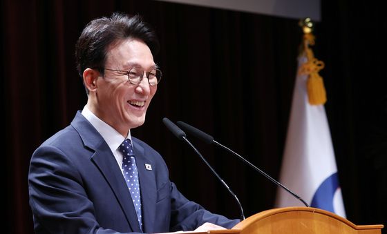 웃음으로 이임사 시작하는 김민석 총리