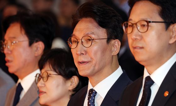 애국가 부르는 김민석 총리