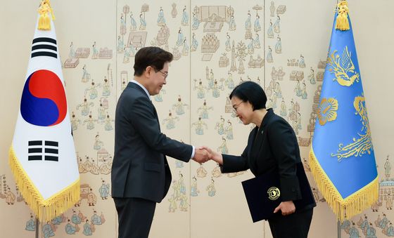 임명장 수여 받는 한성숙 총리