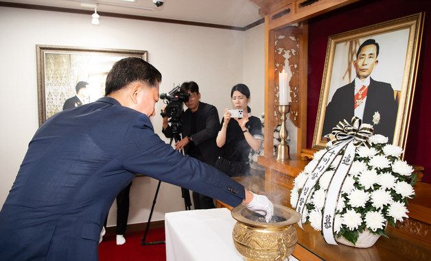 박정희 영전에 분향하는 김장호 구미시장