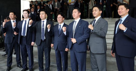 경호원들과 기념촬영하는 김민석 총리