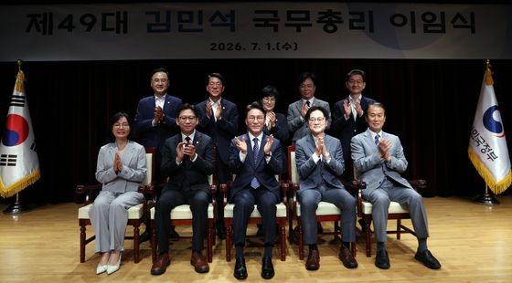 장관들과 기념촬영하는 김민석 총리