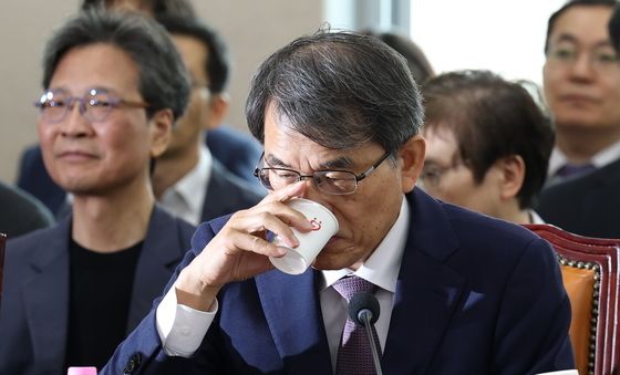 목 축이는 노태악 전 선관위원장