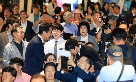'제40대 서울시장' 오세훈, 시민들과 인사