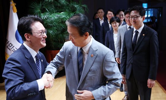 권오을 국가보훈부 장관과 인사하는 김민석 총리
