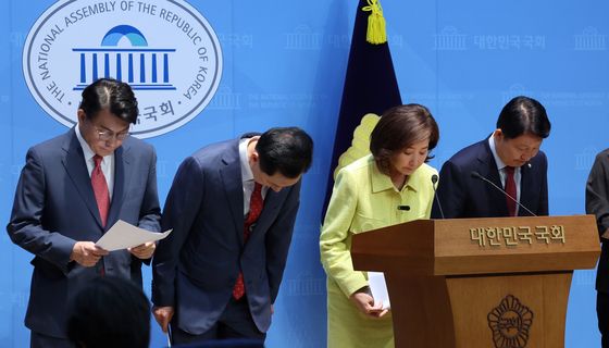 기자회견 마치고 인사하는 국민의힘 의원들