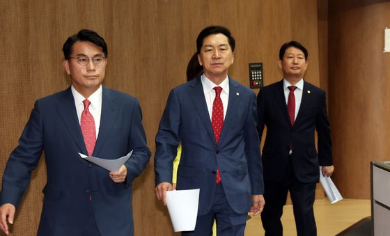 기자회견 마치고 퇴장하는 국민의힘 의원들