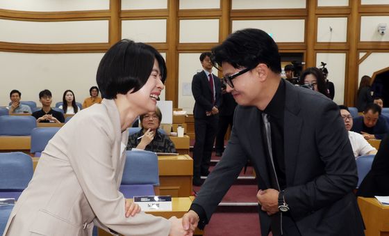 악수나누는 한동훈·한지아