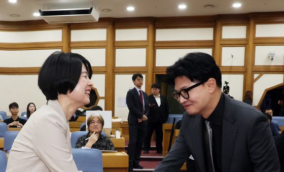 악수나누는 한동훈·한지아