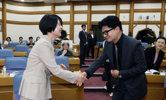 한동훈 의원과 악수하는 한지아 국민의힘 의원