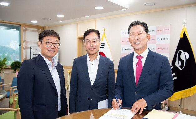 민선 9기 1호 결재하는 김장호 구미시장