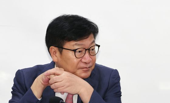 생각에 잠긴 정점식 원내대표