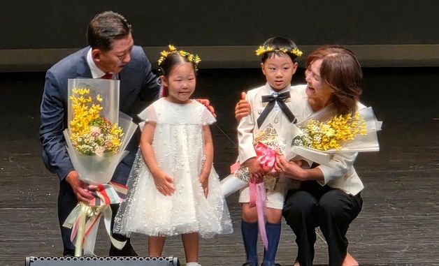 쌍둥이 어린이에게 취임축하 꽃다발 받는 김장호 구미시장