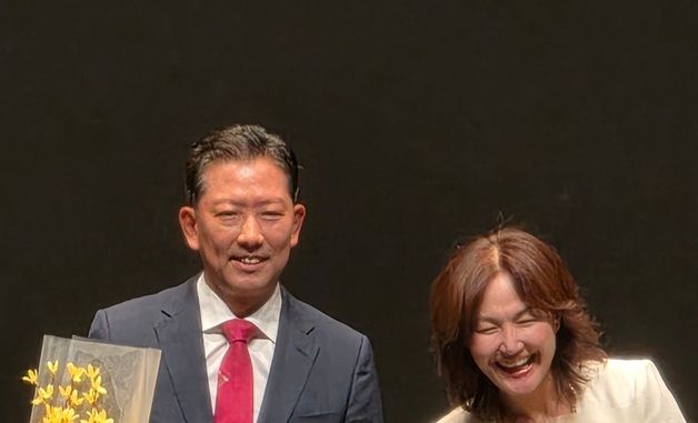 쌍둥이 어린이에게 취임축하 꽃다발 받는 김장호 구미시장