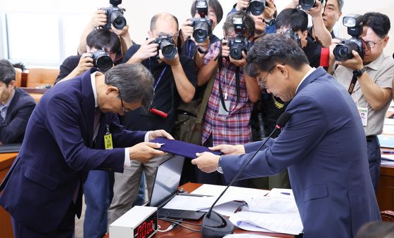 '선관위 국조특위' 선서문 전달하는 노태악 전 중앙선거관리위원장