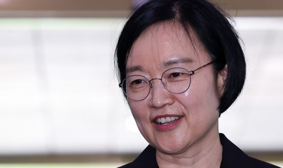 미소 짓는 한성숙 신임 총리