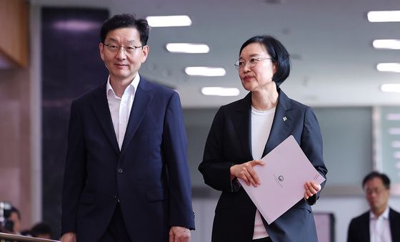 국무조정실장과 대화하는 한성숙 신임 국무총리
