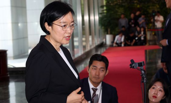 첫 출근하는 한성숙 총리