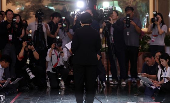 한성숙 총리, 도어스테핑