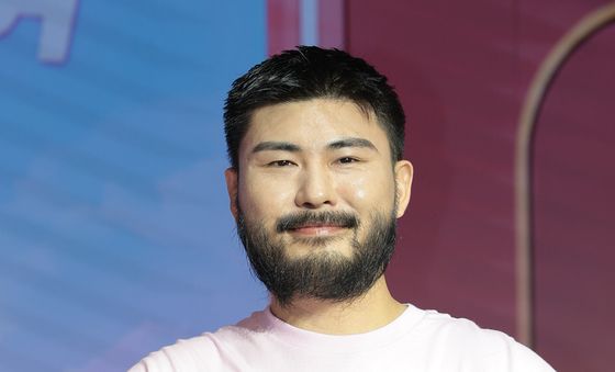 카더카든, 직접 제작한 강한나 티셔츠 입고 '하트'