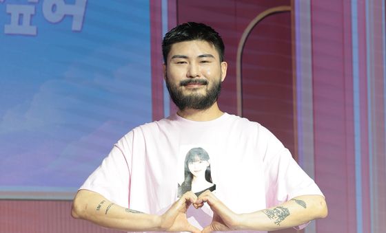 '강한나 티셔츠' 입은 카더카든