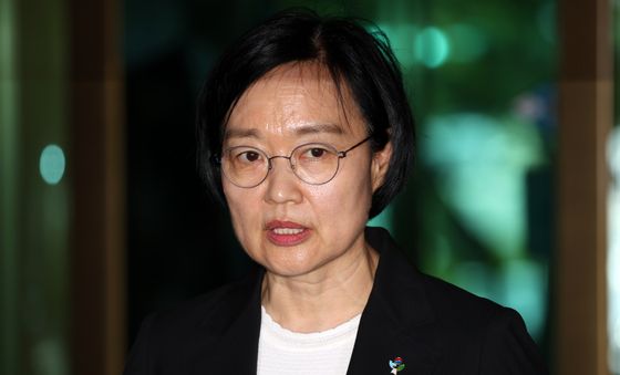 취재진 질문에 답변하는 한성숙 총리