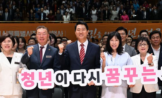 취임식 기념 촬영하는 오세훈 시장