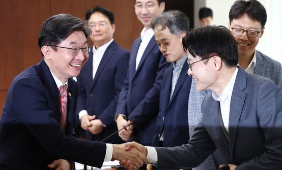 합동간담회서 만난 김정관 장관·이억원 금융위원장