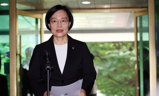 정부서울청사 문 앞에 선 한성숙 총리