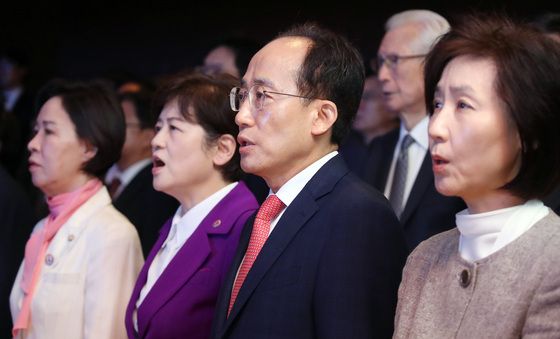 애국가 부르는 추경호 대구시장