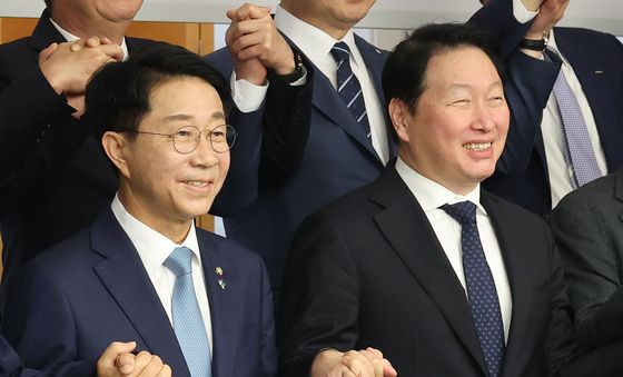 손 맞잡은 조정식 국회의장과 최태원 대한상의 회장