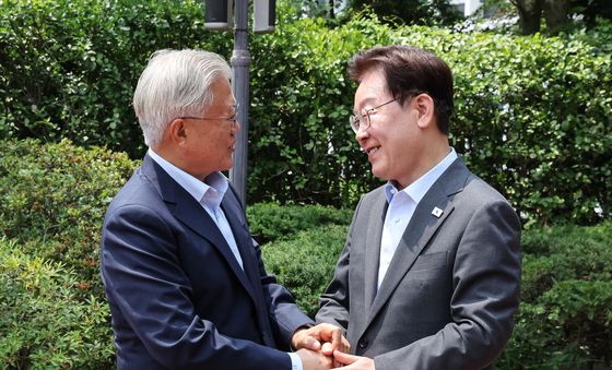 문재인 전 대통령 만난 이재명 대통령