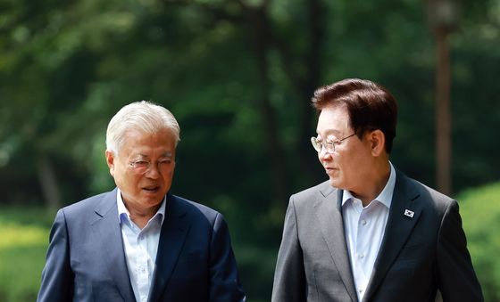 함께 이동하는 이재명 대통령·문재인 전 대통령