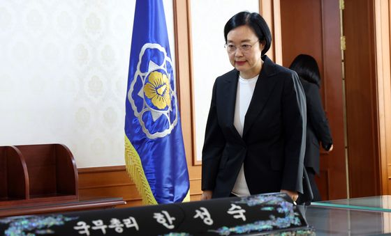 첫 업무 시작하는 한성숙 총리