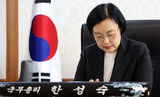 한성숙 총리, 정부서울청사 첫 출근…공식 업무 개시