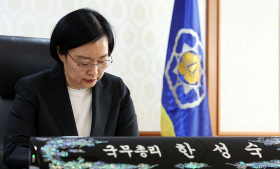 한성숙 국무총리, 취임 첫날 정부서울청사 집무