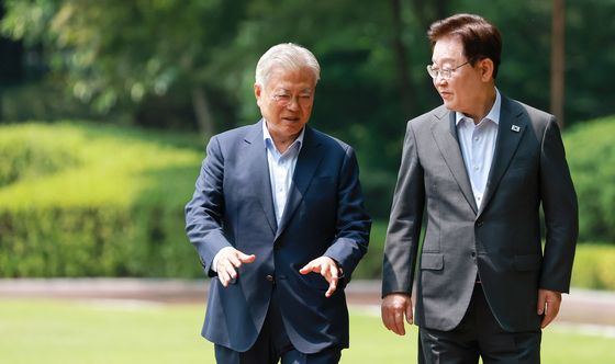 함께 이동하는 이재명 대통령·문재인 전 대통령
