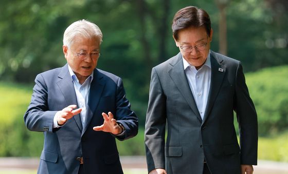 문재인 전 대통령 만난 이재명 대통령