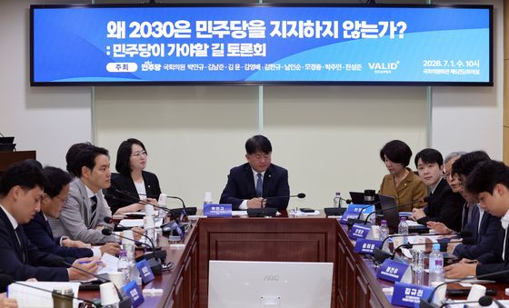 與, '왜 2030은 민주당을 지지하지 않는가?'