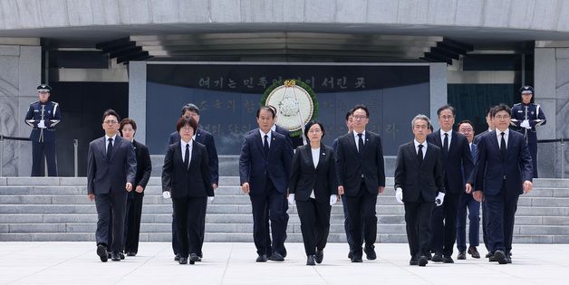현충탑 참배 마친 한성숙 신임 국무총리