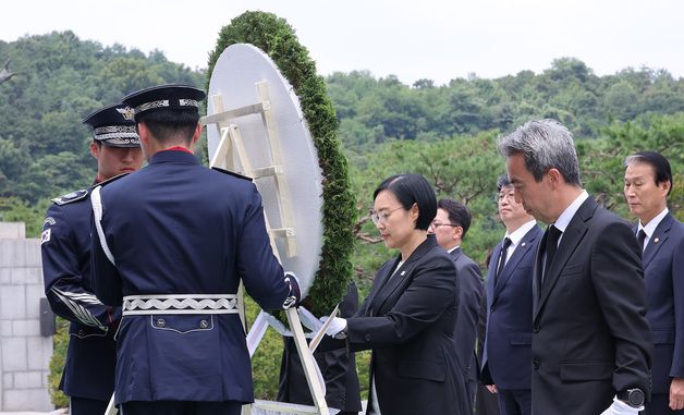 헌화하는 한성숙 신임 국무총리